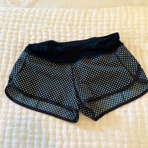 Lululemon Speed Ups Low Rise 2.5 inch Size 4 Black and White Poka-Dots